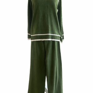 Chic olive Green Two-Piece Lounge Set- effortles confort & style. size M.